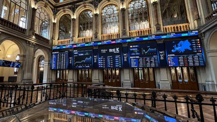El Ibex 35 recupera algo de tono