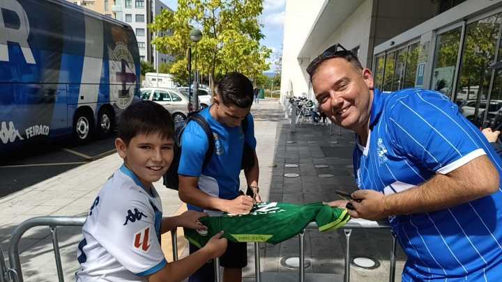 Xoel cumple su ilusión: la camiseta del Deportivo de Yeremay que esperó tres años para ser firmada