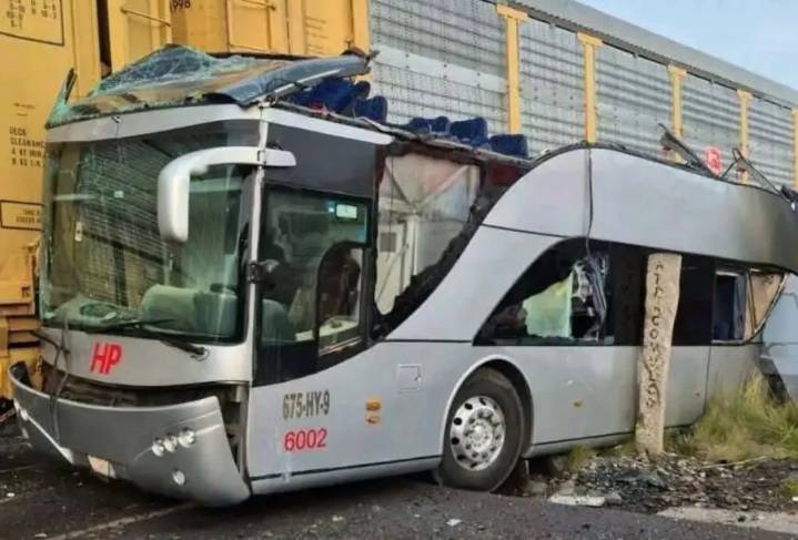 Choque entre tren y autobús en Atlacomulco deja al menos 8 personas sin vida y ...
