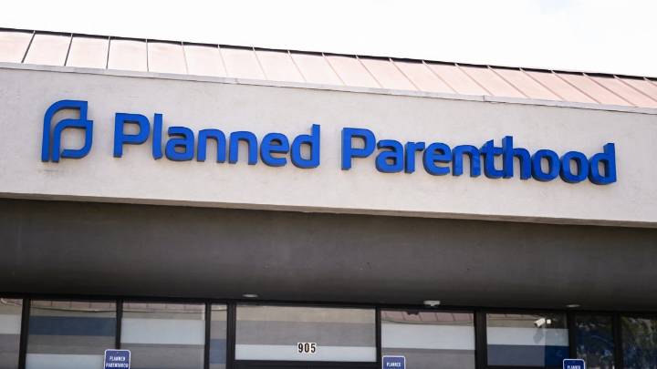 Una corte federal le permite a Trump suspender la financiación de Medicaid a clínicas de Planned Parenthood