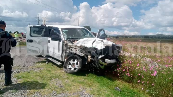 Impacta locomotora a camioneta que intentó ganar el paso en cruce de Apizaco