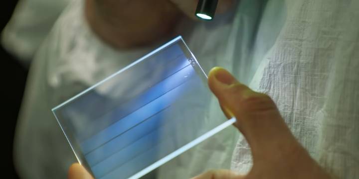 El cristal indestructible que puede guardar archivos y podría remplazar a las USB y tarjetas de memoria