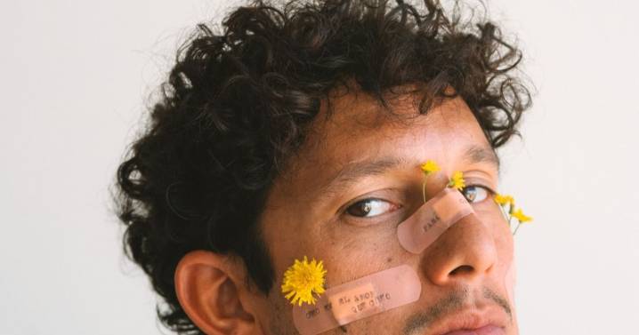 El cantante Carlos Neda convierte el dolor en arte con Oveja Negra