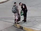 Policía regala mochila a hijo de limpiaparabrisas y conmueve en redes