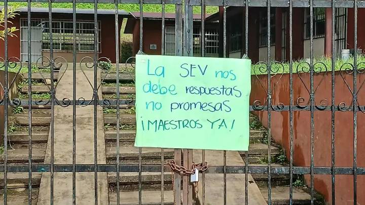 Padres de familia bloquean de calles en Cuitláhuac y Tepatlaxco exigen a la SEV atender demandas