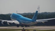 Sale avión con más de 300 migrantes surcoreanos detenidos en Hyundai