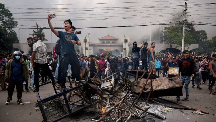 La "Generación Z" se moviliza e incendia al gobierno de Nepal; "la rabia se gestó durante muchos meses", afirman