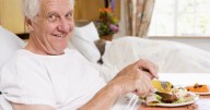 ¿A qué hora conviene comer para cuidar la salud y vivir más años?