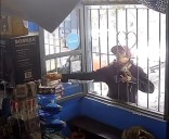 ¡Atrapado in fraganti! Lo descubrieron queriendo robar a través de las rejas de una despensa