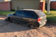 Pinchó una rueda, dejó el auto y cuando volvió le habían robado las otras tres