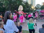 Marionetas gigantes causan sensación en Charlotte