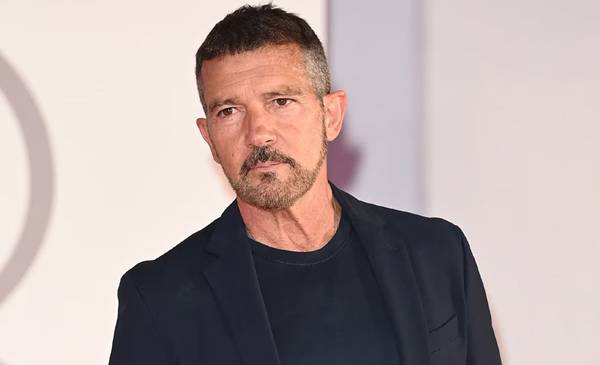 El poder del yoga en la vida de Antonio Banderas: su rutina