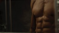 ¿Es posible "marcar" abdominales sin ir al gimnasio? Las 5 cirugías que triunfan entre los hombres