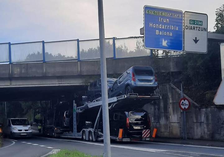 Un trailer portacoches se queda atrapado bajo un puente en Oiartzun