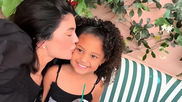 Kylie Jenner y sus hijos protagonizan viral rutina de belleza familiar