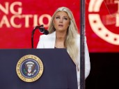 Quién es Erika Kirk, la viuda de Charlie Kirk: conmovida en el masivo funeral de su esposo y consolada por Donald Trump