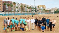 50 voluntarios limpian la arena y el agua de la playa de las Alcaravaneras