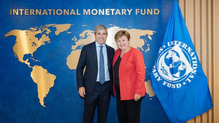 Dólar: Luis Caputo viaja a Washington para reunirse con el FMI y compromete la defensa del techo cambiario con reservas