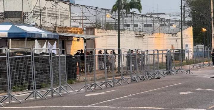 Enfrentamiento entre bandas deja 17 presos muertos en una cárcel de Ecuador