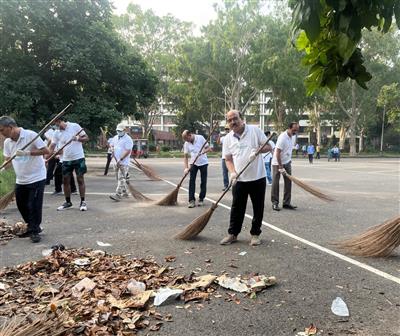 स्वच्छता ही सेवा अभियान – 2025 के हिस्से के रूप में, भारतीय स्टेट बैंक, स्थानीय प्रधान कार्यालय (एलएचओ) चंडीगढ़ ने 25 सितंबर, 2025 को चंडीगढ़ के सेक्टर 17 में "एक दिन, एक घंटा, एक साथ" थीम के तहत एक स