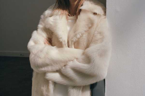 Según Mango este otoño llevaremos el collar de perlas metálicas