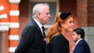 De la ausencia de Camilla a la reaparición del infame príncipe Andrés: todas las fotos del histórico funeral de la duquesa de Kent