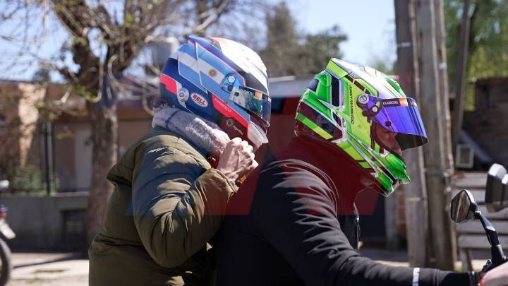 La madre de Franco Colapinto fue a votar en moto y con un casco de su hijo