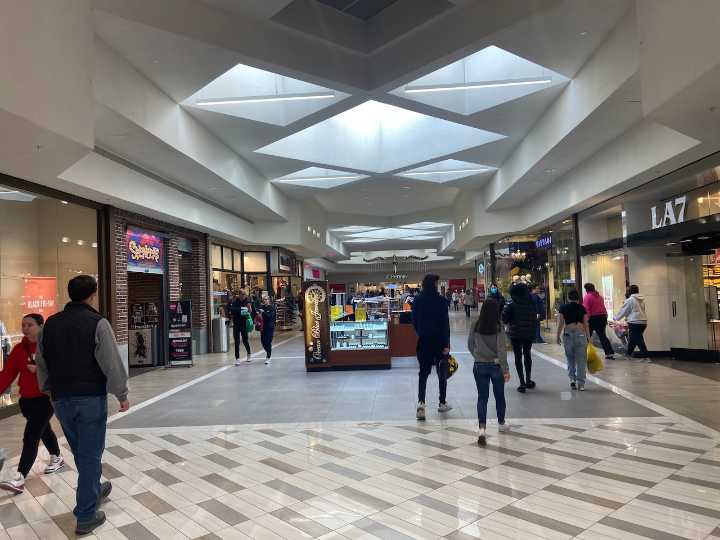 National retailer hiring 30,000 workers for holiday season; offers 40% discount as perk