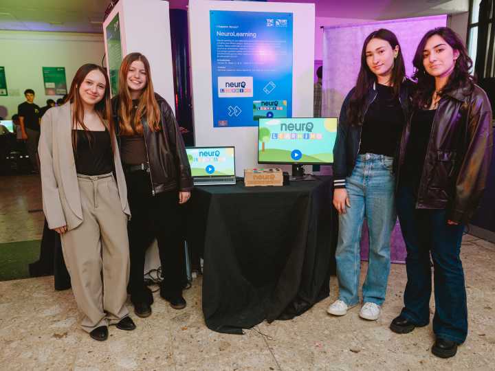 Alumnas de 16 años crearon  una app de juegos para chicos con autismo: "Queremos dar una mano"