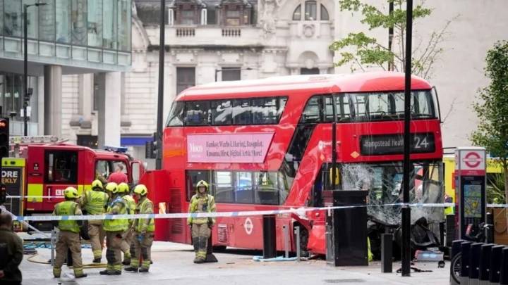 Londres: se accidenta emblemático autobús de dos pisos; deja 15 heridos