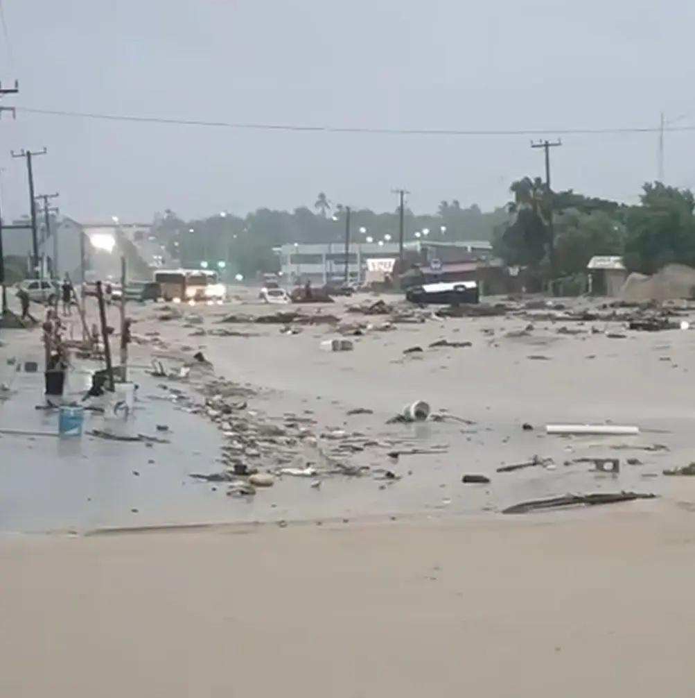 Impactantes crecidas de arroyos en Los Cabos