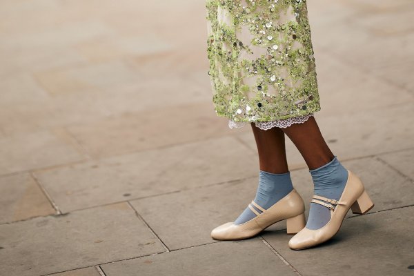 A debate el calcetín: del ejecutivo al blanco deportivo, 20 looks con los zapatos clave para llevarlo en 5 niveles de dificultad