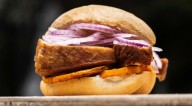 Regalarán 5 mil panes con chicharrón totalmente gratis: descubre dónde y a qué hora recogerlos