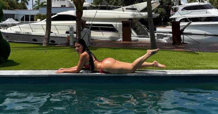 "Ella fue creada con IA": La Dura causa furor con foto en traje de baño enseñando todas sus curvas
