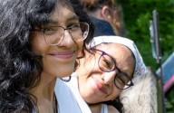 Gemela siamesa explica cómo se entretiene cuando su hermana casada tiene intimidad: “Tengo audífonos y un teléfono”