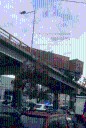 TRÁILER DE DOBLE REMOLQUE ESTUVO A PUNTO DE CAER DE UN PUENTE VEHICULAR EN NAUCALPAN