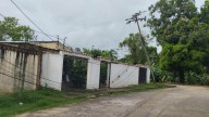 Un poste eléctrico se desploma tras fuertes lluvias y deja encerrada a una familia