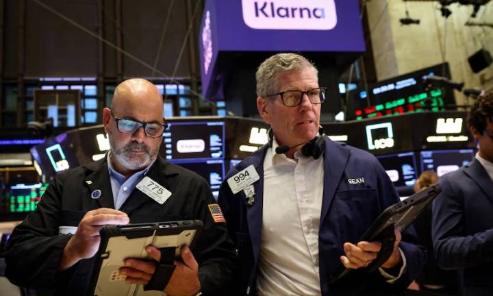 Las acciones y los bonos profundizaron la caída mientras el dólar rozó el techo de la banda cambiaria