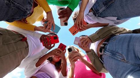 La Provincia de Bs As aprobó una ley que limita el uso de celulares en las escuelas primarias