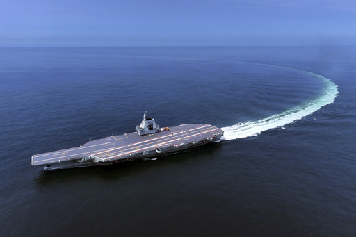 Nuevo portaaviones de China cruza el estrecho de Taiwán por primera vez