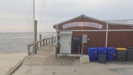 Al menos tres muertos y varios heridos en un tiroteo en un bar de playa de Carolina del Norte: el tirador llegó y huyó en un bote