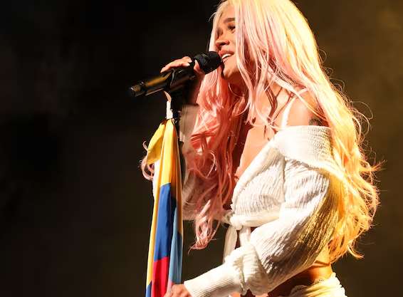Miles de personas abarrotan la Plaza de San Pedro del Vaticano antes de histórico concierto con Karol G