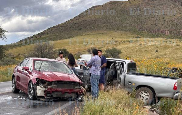 Quedan vehículos destrozados tras chocar en carretera