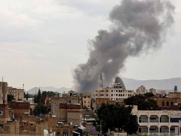 Tras el ataque a Doha, Israel ahora bombardea la capital de Yemen y sigue su ofensiva en Ciudad de Gaza