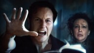 Un obispo en Texas bendice a los espectadores de un cine antes del estreno de "Expediente Warren 4"