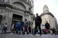 Dólar cierra con nuevo valor máximo en Argentina tras revés electoral para Milei