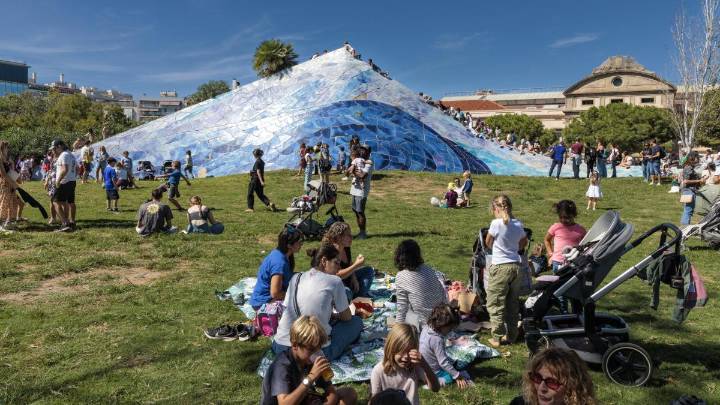 Las imágenes del día: la Mercè en Barcelona y el tifón Ragasa en Asia, entre otras