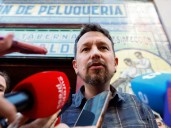 En España critican a Pablo Iglesias, el fundador de Podemos, por contradecir su discurso a favor de la escuela pública y mandar a sus hijos a una privada