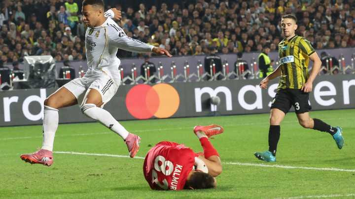La jugada de Mbappé ante el Kairat Almaty que si acaba en gol da la vuelta al mundo: caño y...