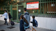 El director de un colegio de Madrid le requisa el móvil a un niño y no esperaba la respuesta que le da el padre al reunirse